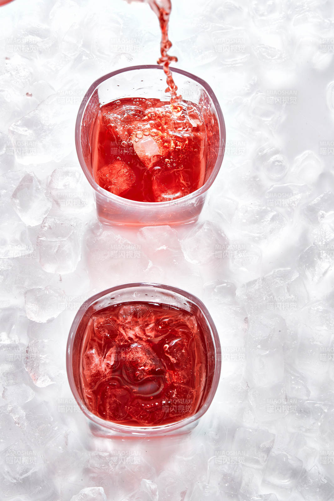 布满冰块的酒杯中的清凉葡萄味预调酒图片