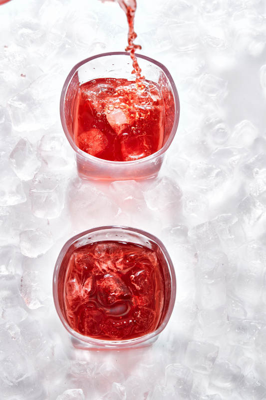 布满冰块的酒杯中的清凉葡萄味预调酒图片