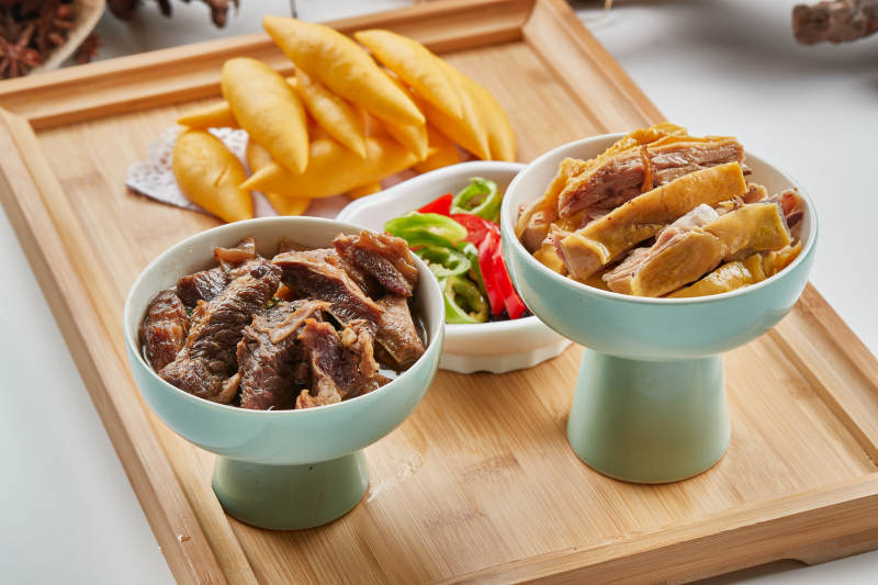 木质托盘装的黄馍馍配鸡牛双拼图片