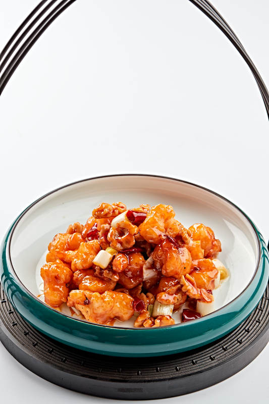 精美餐具装的飘香宫保大虾球图片