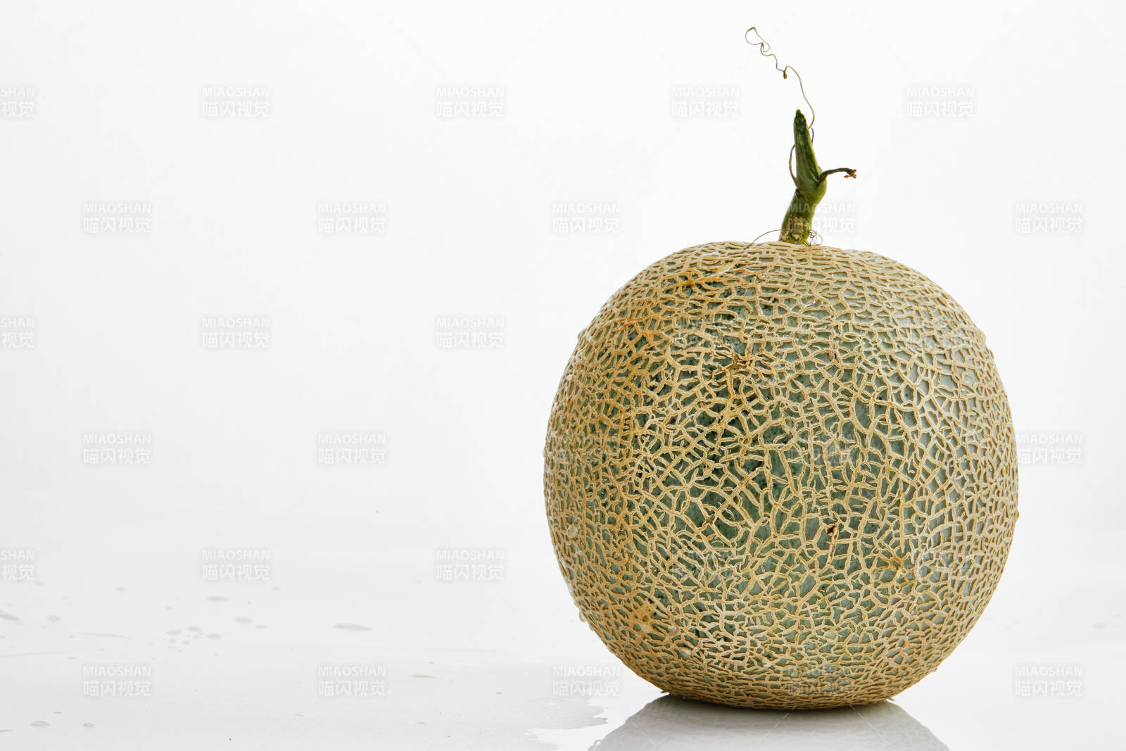 白色背景上摆放的新鲜哈密瓜图片