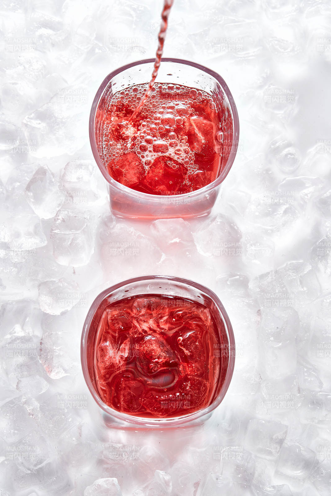 布满冰块的酒杯中的清凉葡萄味预调酒图片