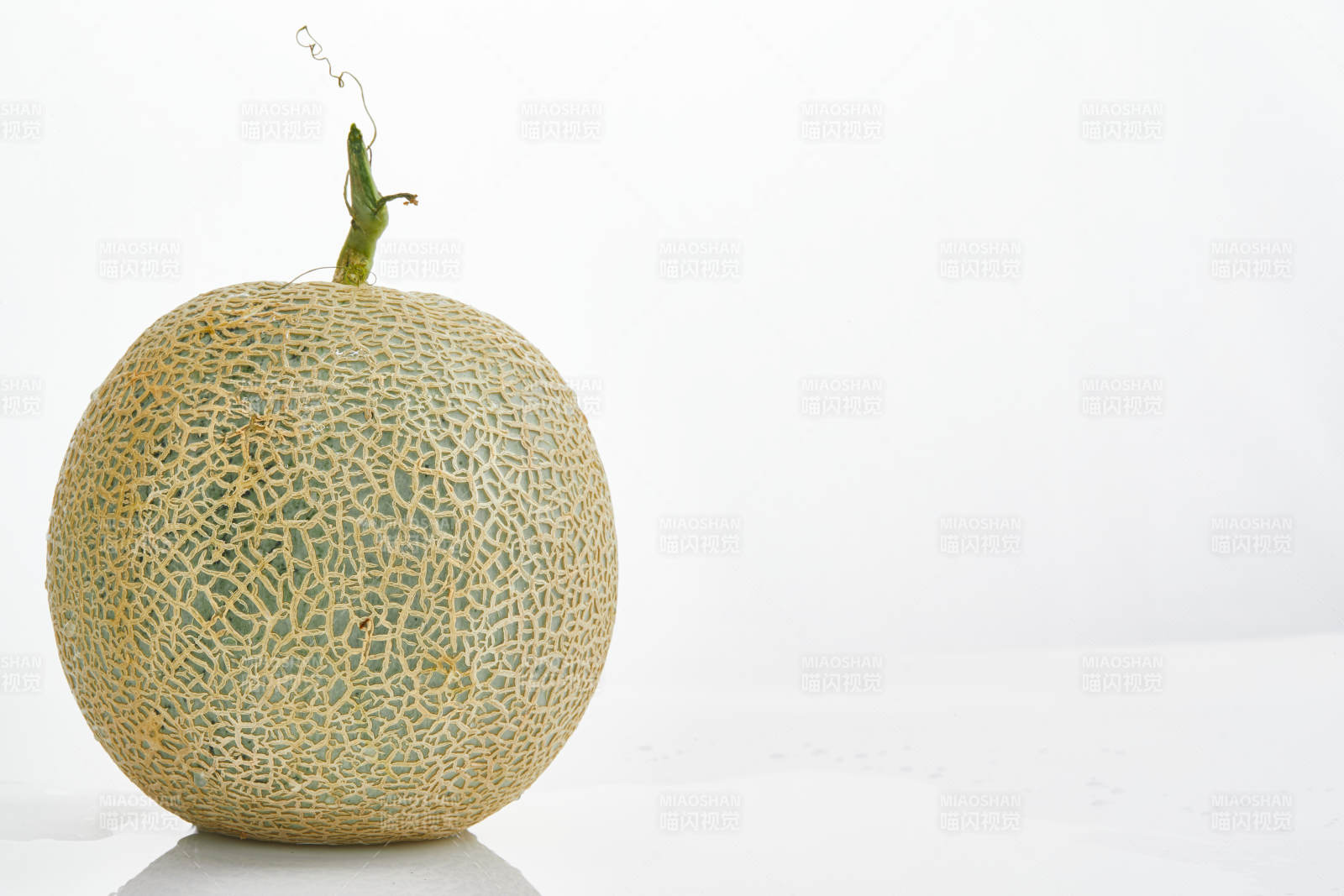 白色背景上摆放的新鲜哈密瓜图片