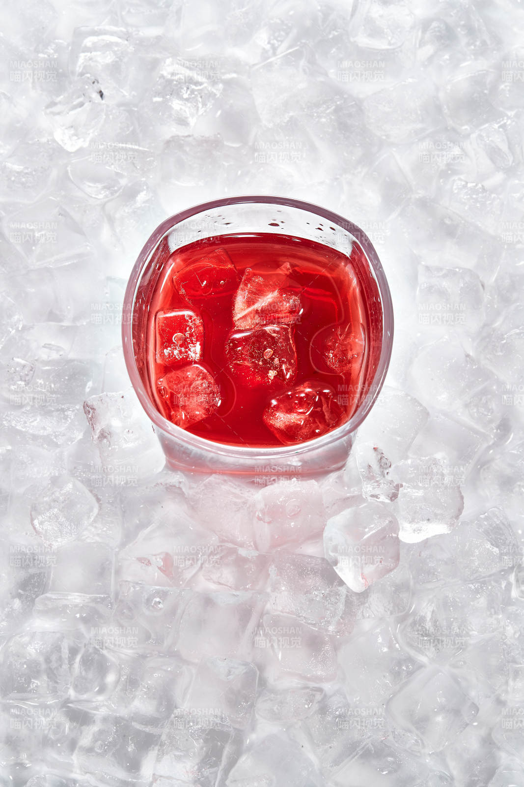 布满冰块的酒杯中的清凉葡萄味预调酒图片