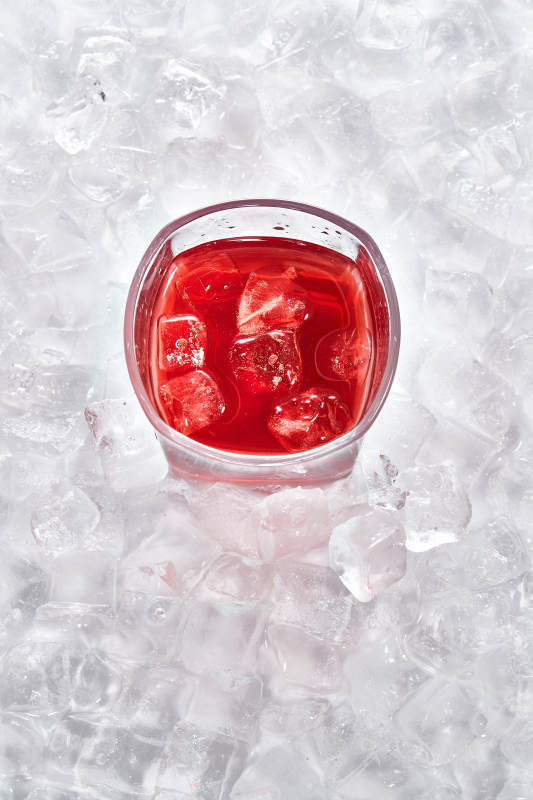 布满冰块的酒杯中的清凉葡萄味预调酒图片