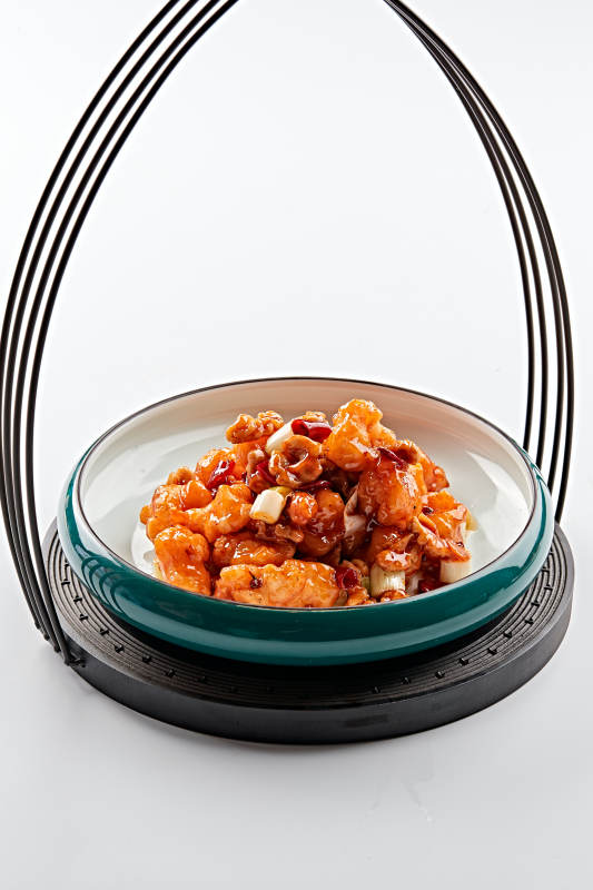 精美餐具装的飘香宫保大虾球图片