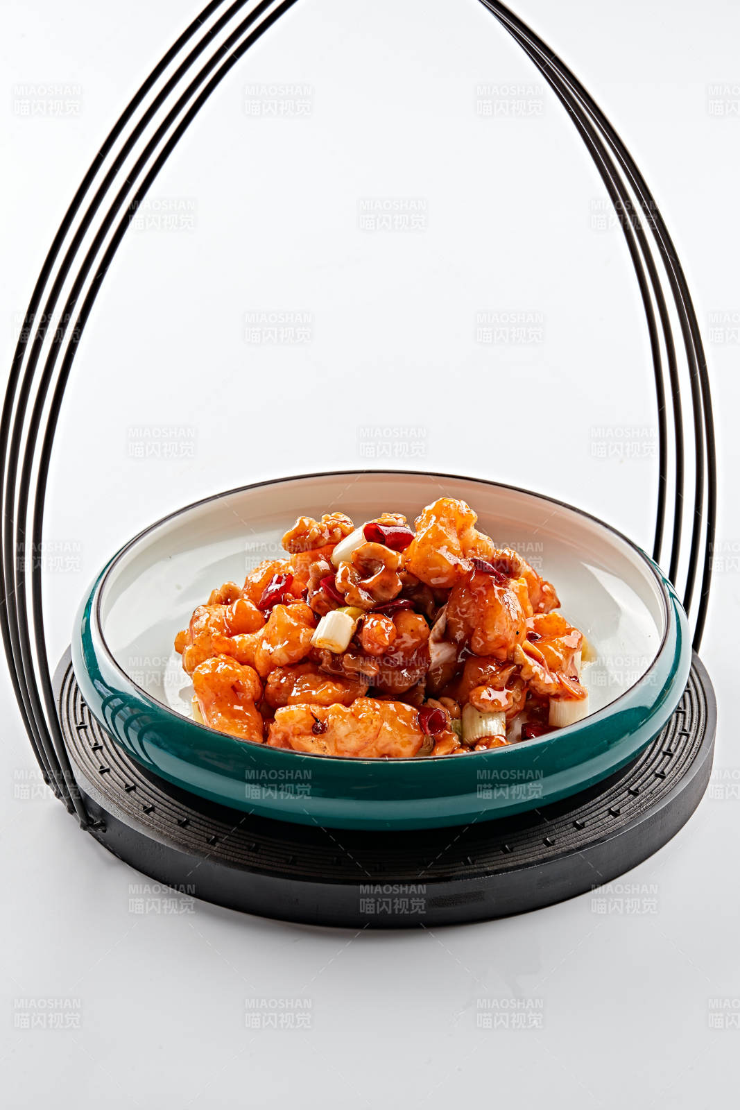 精美餐具装的飘香宫保大虾球图片