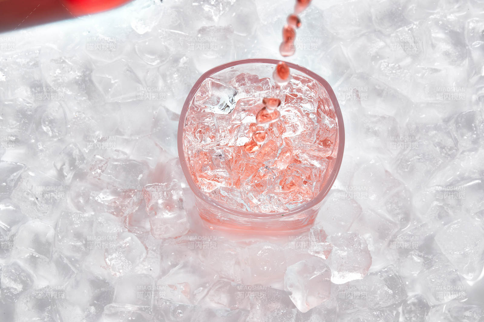 布满冰块的酒杯中的清凉葡萄味预调酒图片