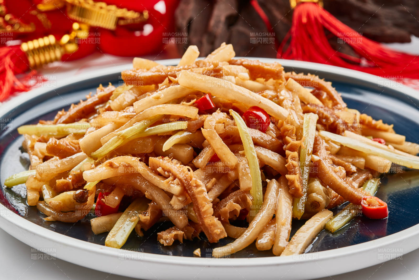 瓷餐具装的酸萝卜丝炒猪肚丝图片