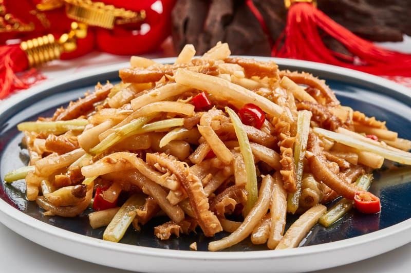 瓷餐具装的酸萝卜丝炒猪肚丝图片