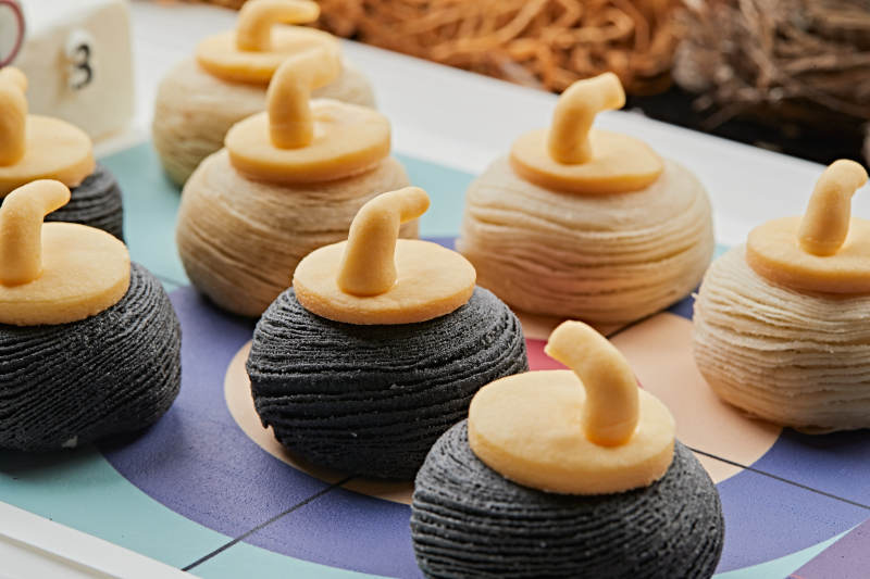 冰壶造型的黑白芝麻点心酥图片