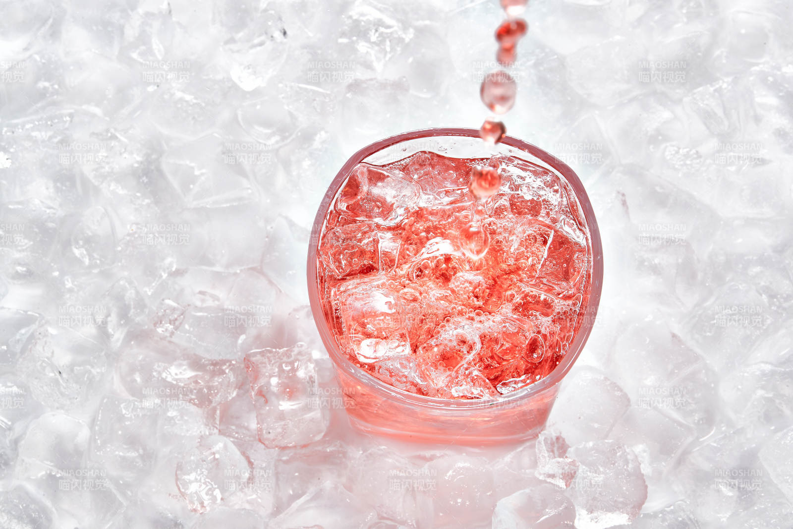 布满冰块的酒杯中的清凉葡萄味预调酒图片