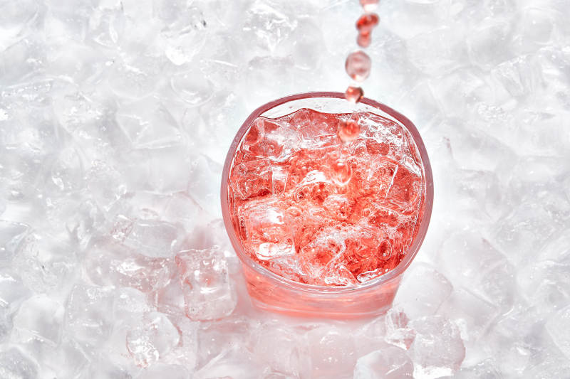 布满冰块的酒杯中的清凉葡萄味预调酒图片