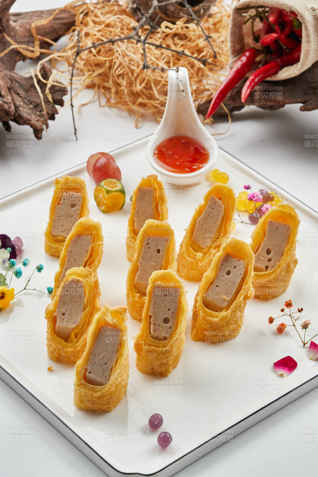 白色瓷盘装的蘸酱虾泥蛋卷图片