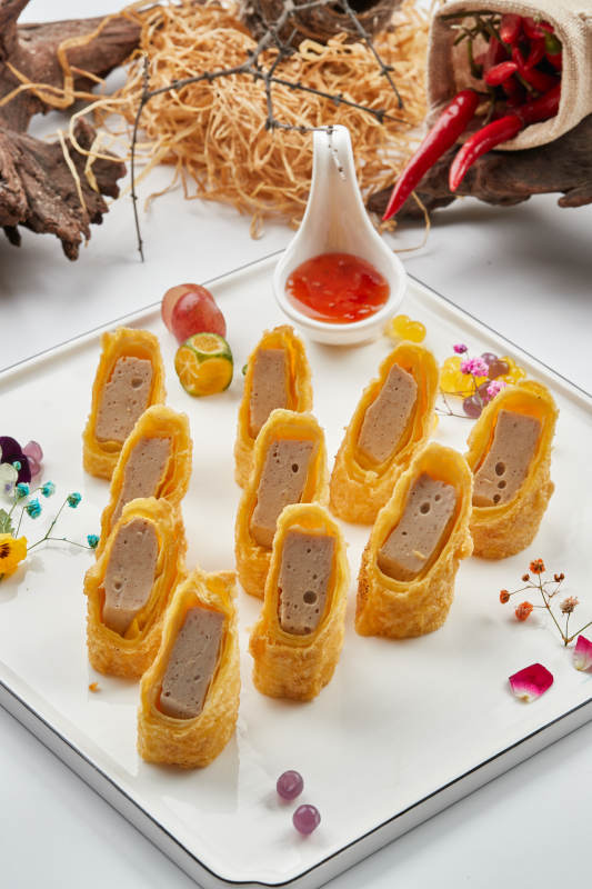 白色瓷盘装的蘸酱虾泥蛋卷图片