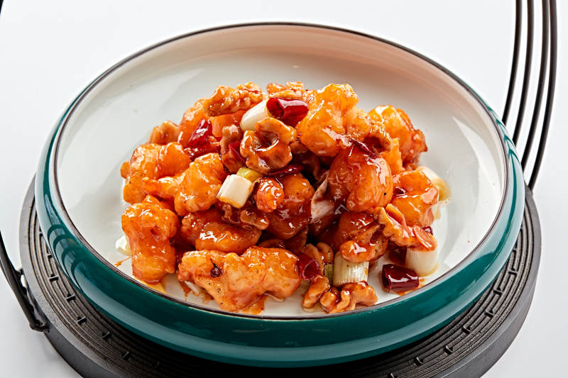 精美餐具装的飘香宫保大虾球图片