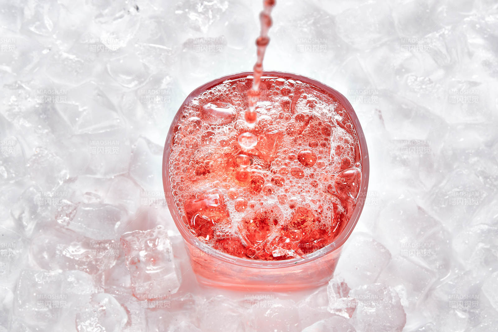 布满冰块的酒杯中的清凉葡萄味预调酒图片