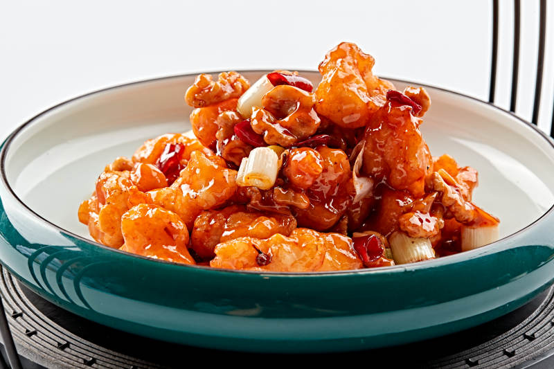 精美餐具装的飘香宫保大虾球图片