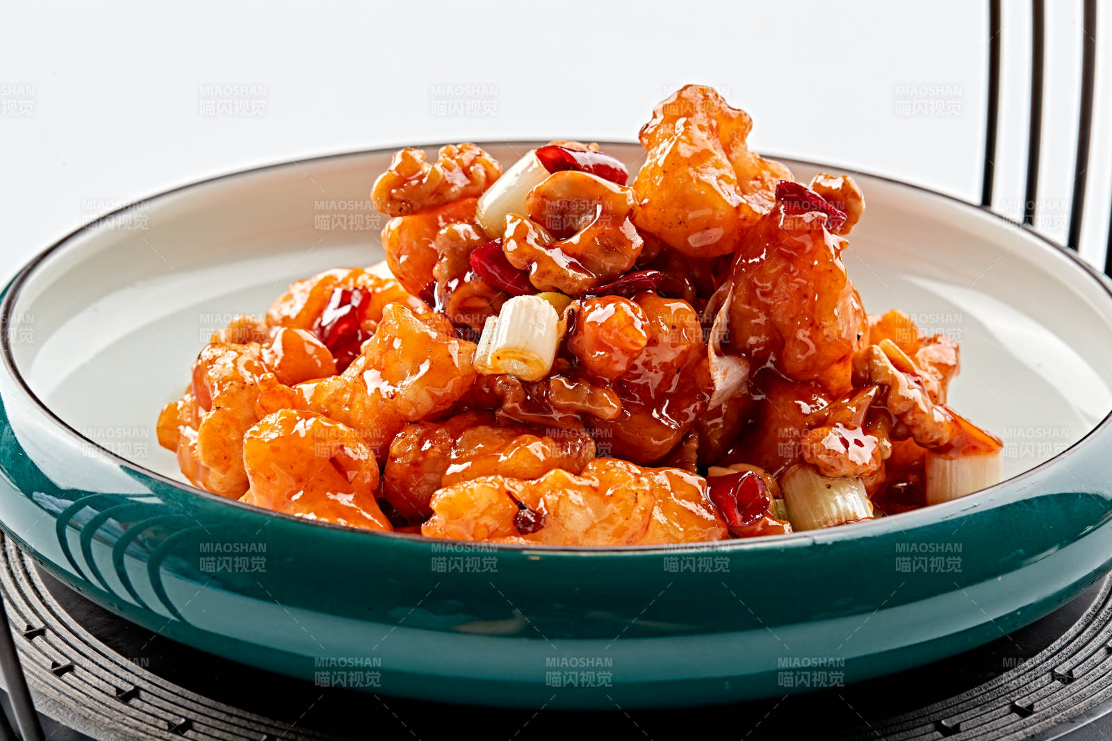 精美餐具装的飘香宫保大虾球图片