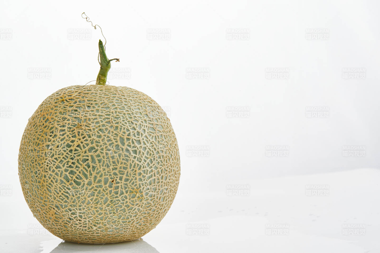 白色背景上摆放的新鲜哈密瓜图片