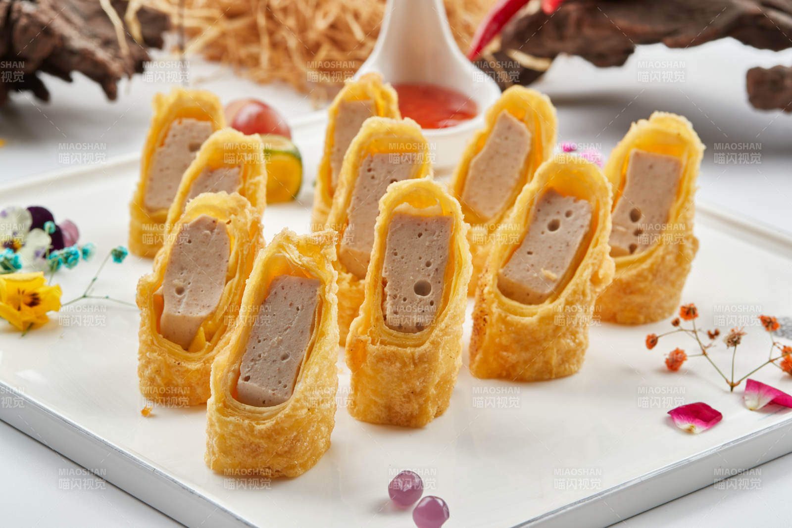 白色瓷盘装的蘸酱虾泥蛋卷图片