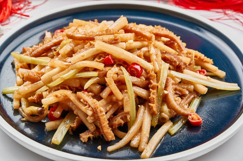 瓷餐具装的酸萝卜丝炒猪肚丝图片