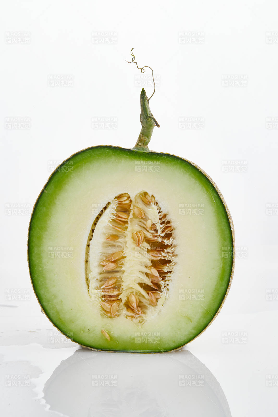 白色背景上摆放的新鲜哈密瓜图片