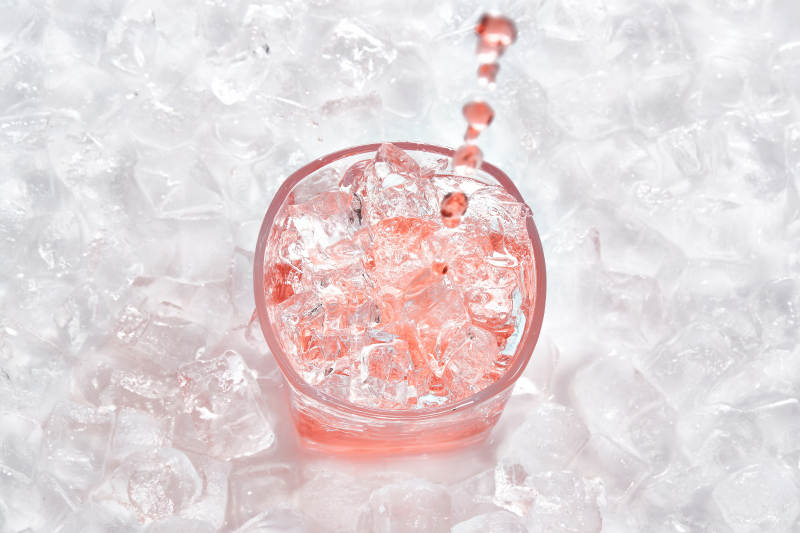 布满冰块的酒杯中的清凉葡萄味预调酒图片