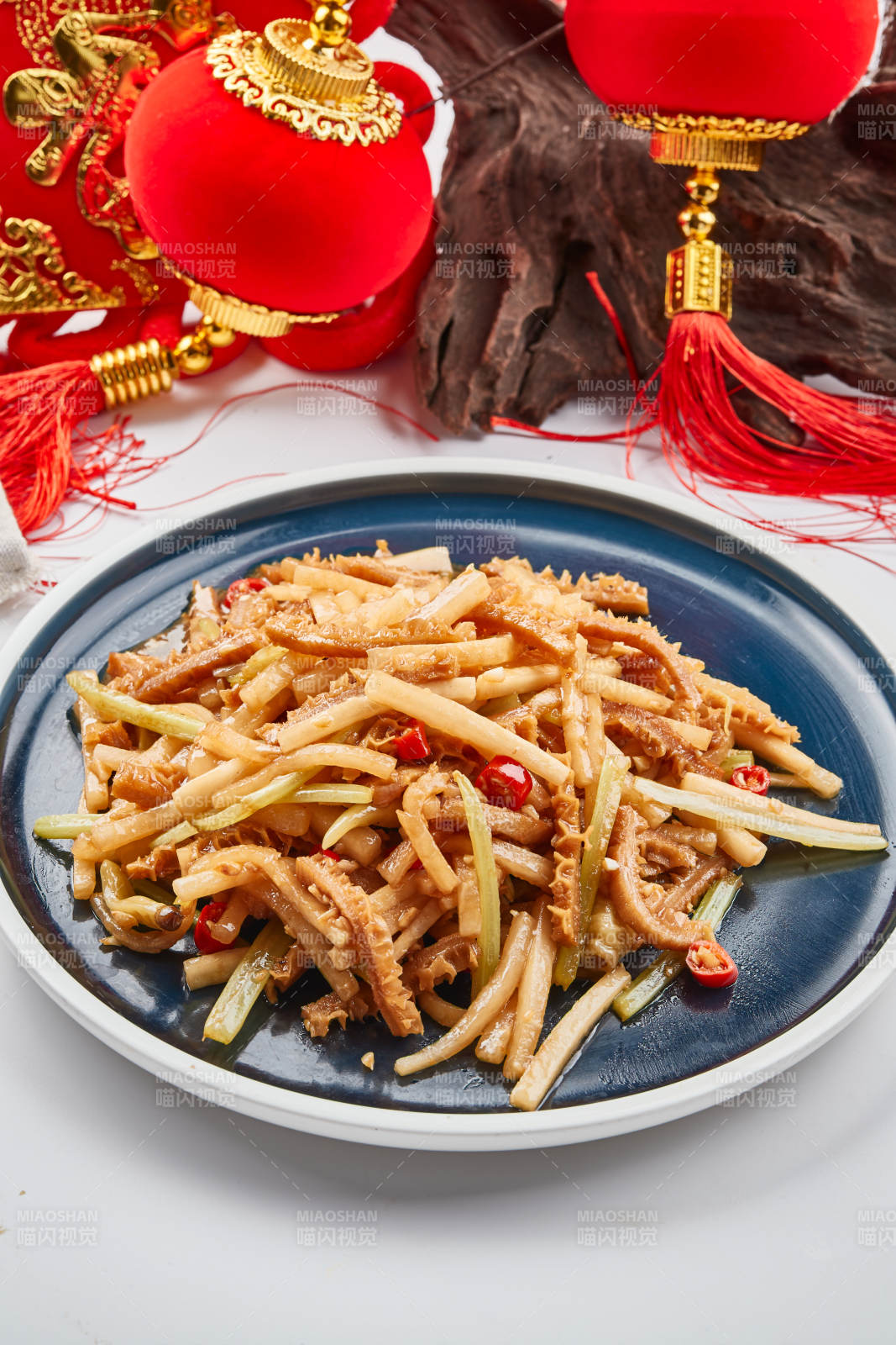 瓷餐具装的酸萝卜丝炒猪肚丝图片