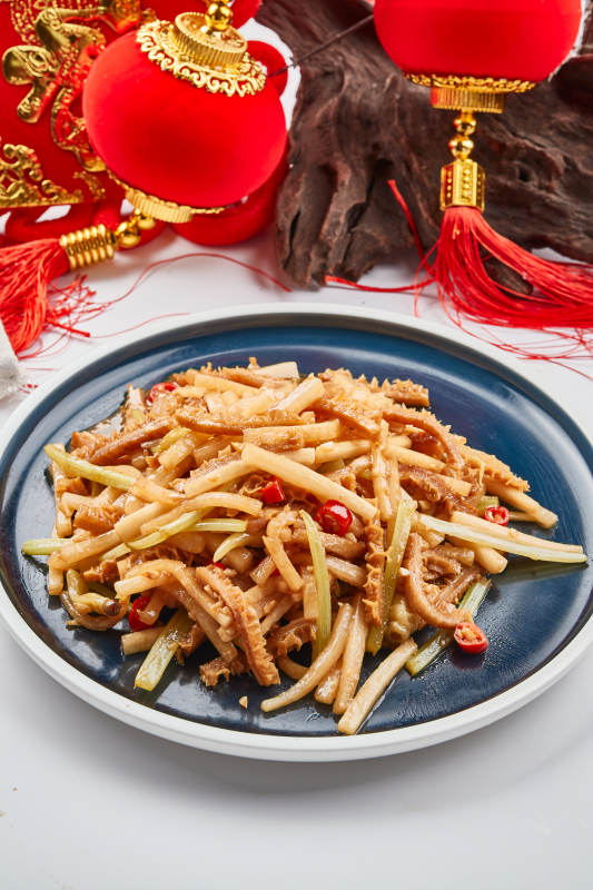 瓷餐具装的酸萝卜丝炒猪肚丝图片