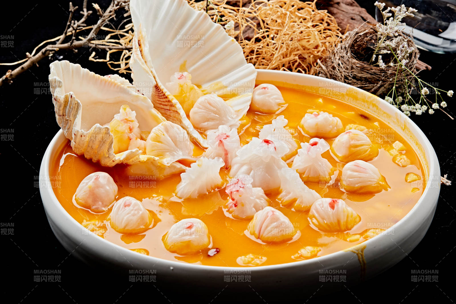 黑色背景上的金汤煮虾饺图片