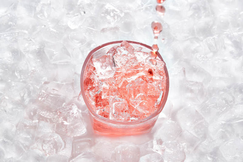 布满冰块的酒杯中的清凉葡萄味预调酒图片