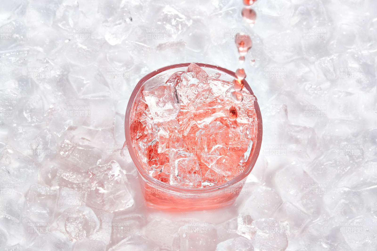 布满冰块的酒杯中的清凉葡萄味预调酒图片