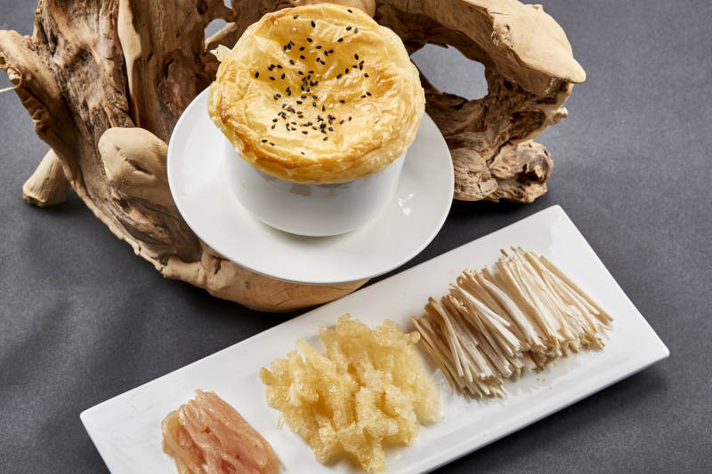 鸡丝山珍菌竹荪汤盖酥皮饼图片