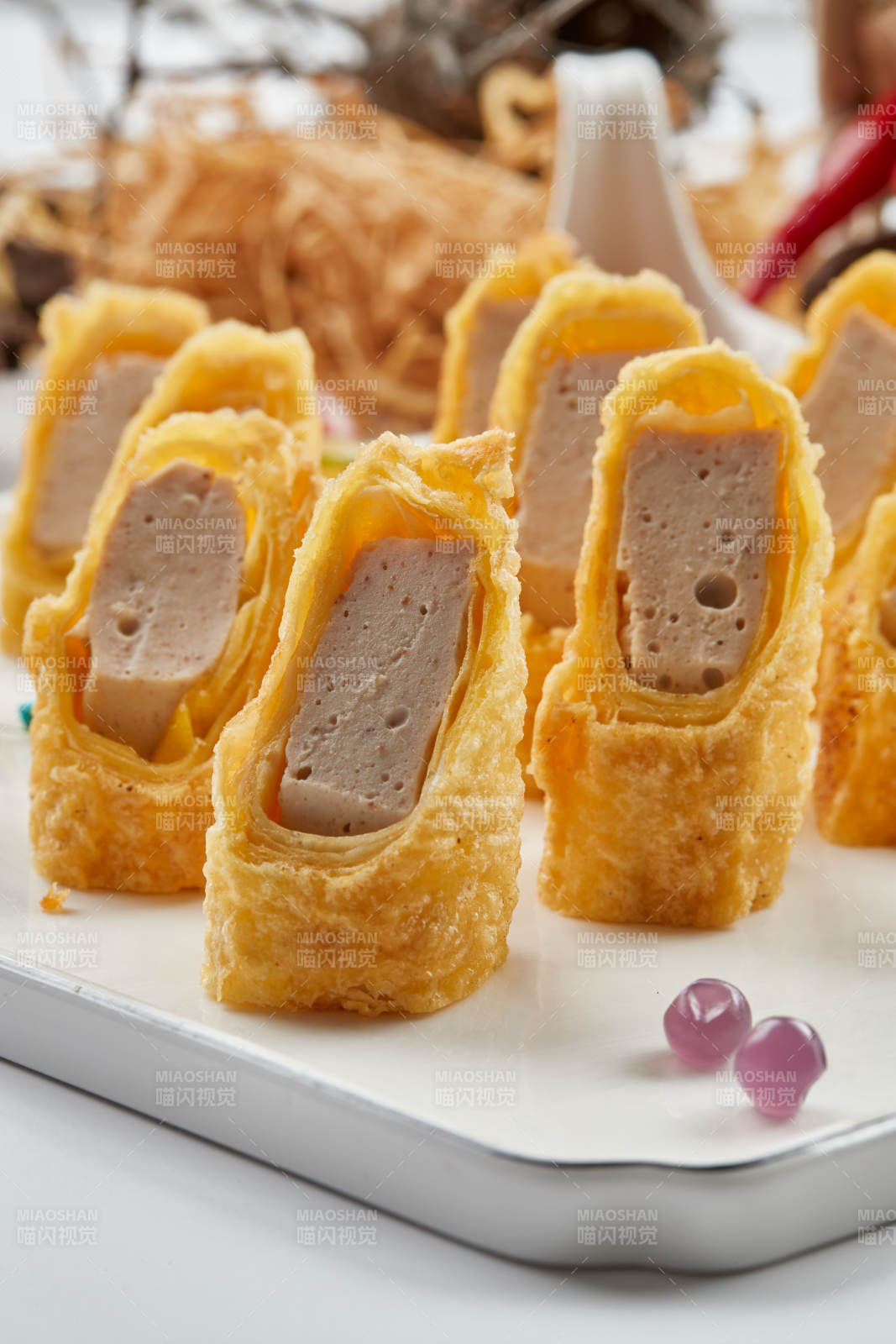 白色瓷盘装的蘸酱虾泥蛋卷图片