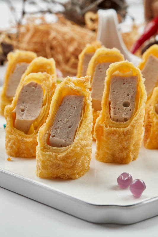 白色瓷盘装的蘸酱虾泥蛋卷图片