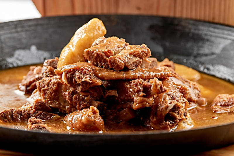 精美餐具装的农家铁锅山药鱼鱼炖柴鸡图片