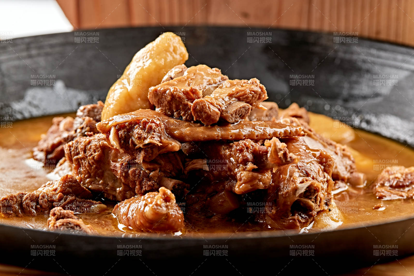 精美餐具装的农家铁锅山药鱼鱼炖柴鸡图片