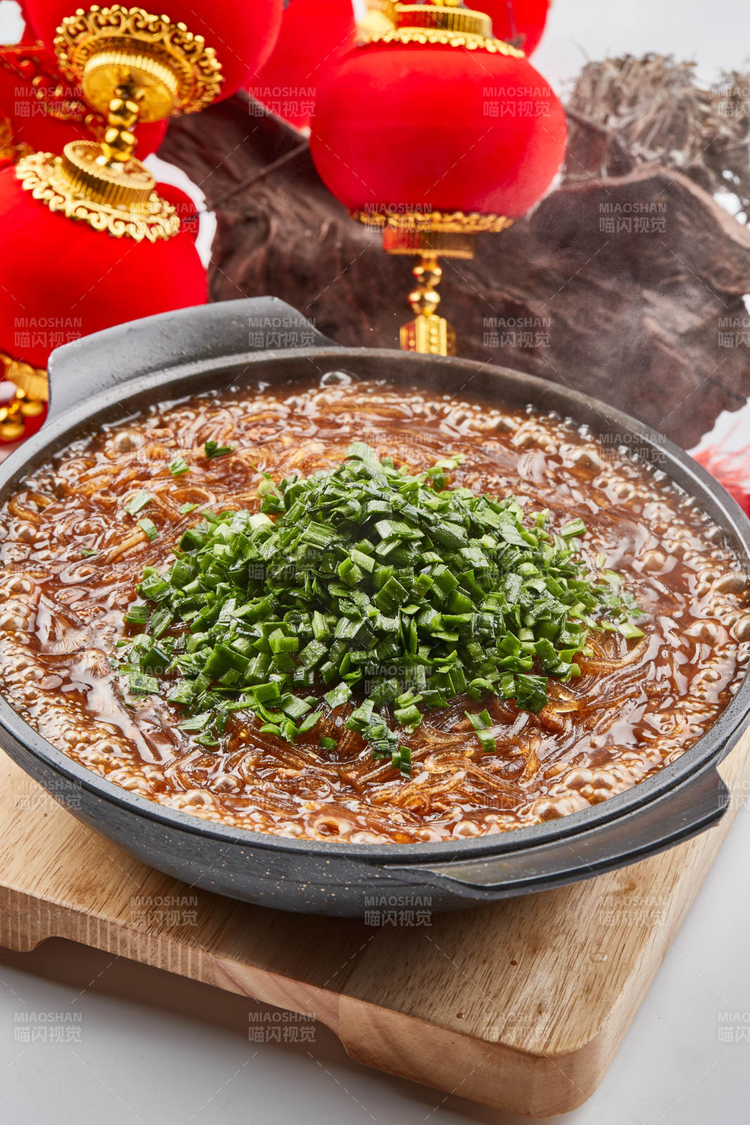 黑色砂锅装的水晶卤汤红薯粉图片