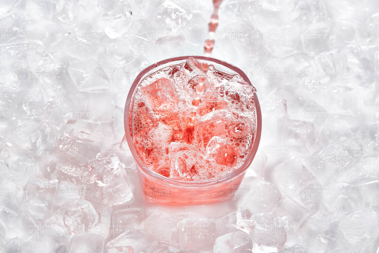 布满冰块的酒杯中的清凉葡萄味预调酒图片