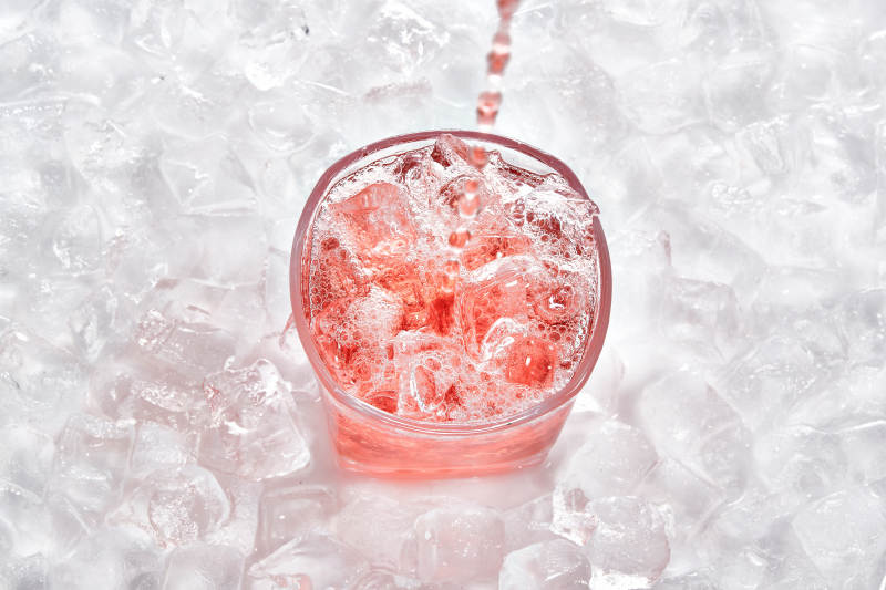 布满冰块的酒杯中的清凉葡萄味预调酒图片
