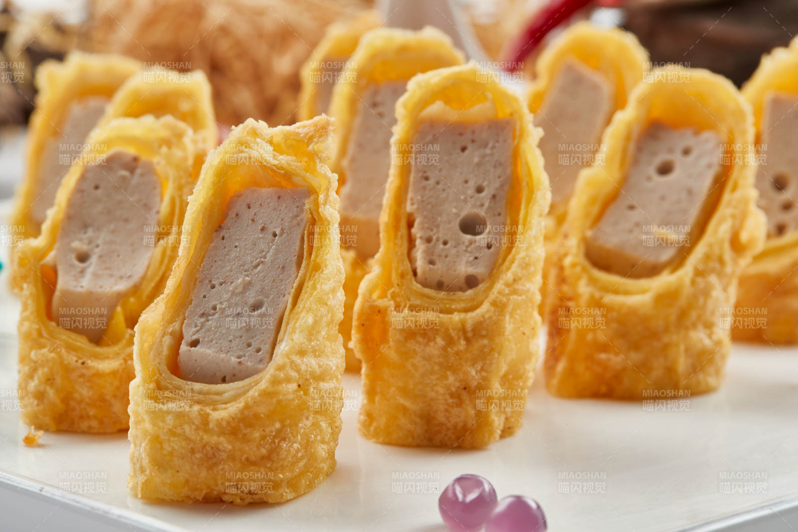 白色瓷盘装的蘸酱虾泥蛋卷图片