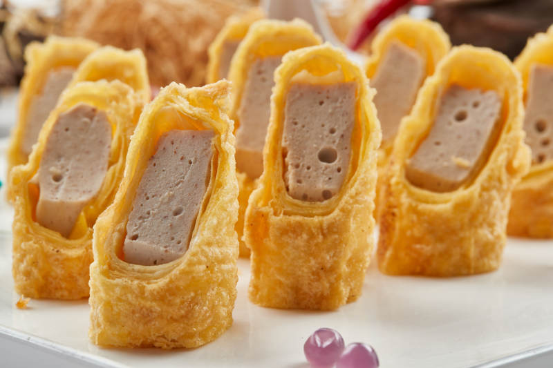 白色瓷盘装的蘸酱虾泥蛋卷图片