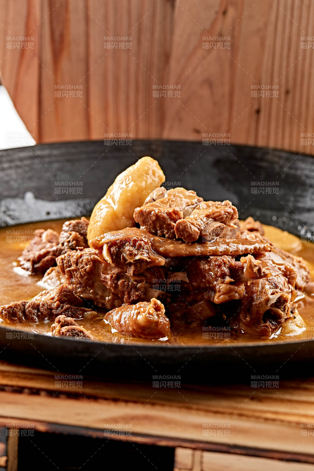 精美餐具装的农家铁锅山药鱼鱼炖柴鸡图片