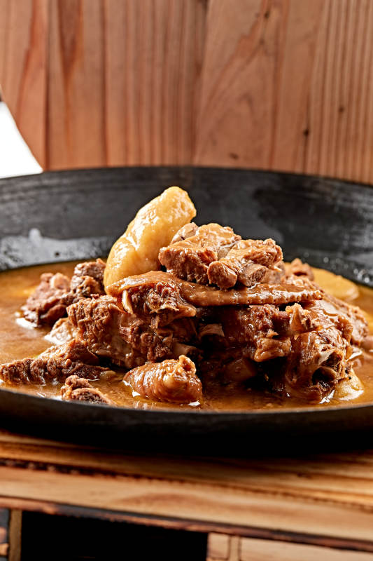 精美餐具装的农家铁锅山药鱼鱼炖柴鸡图片