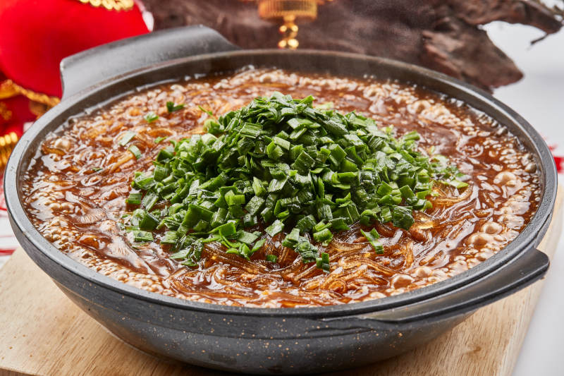 黑色砂锅装的水晶卤汤红薯粉图片