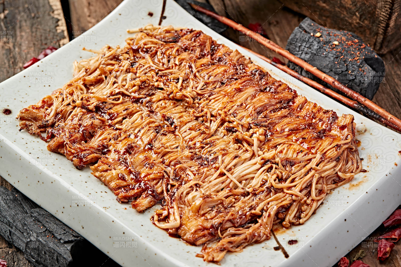 炭烤刷酱金针菇图片