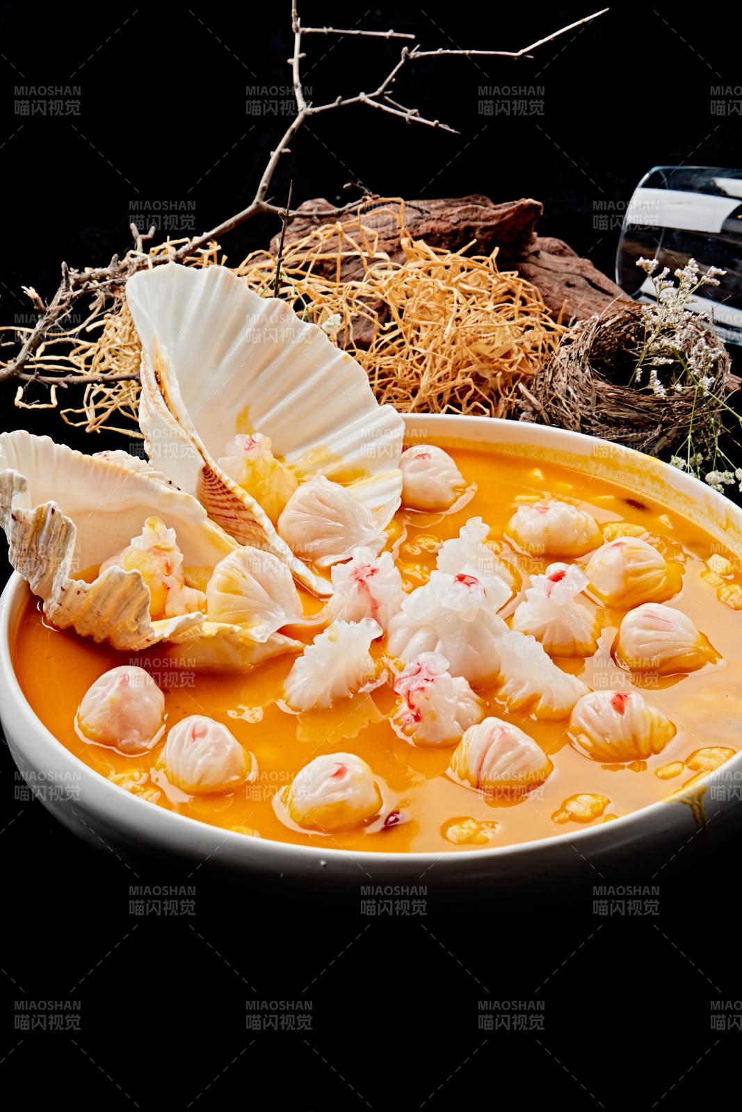 黑色背景上的金汤煮虾饺图片