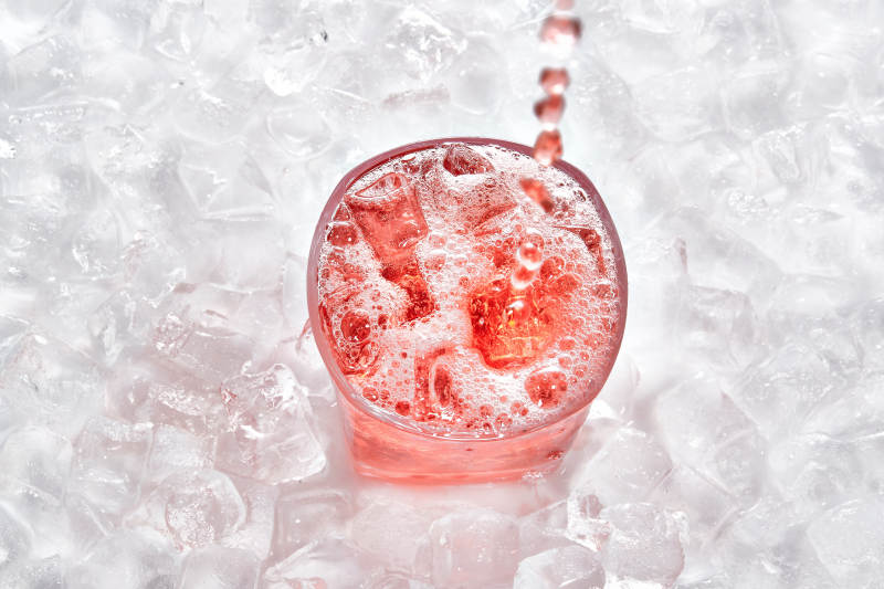 布满冰块的酒杯中的清凉葡萄味预调酒图片