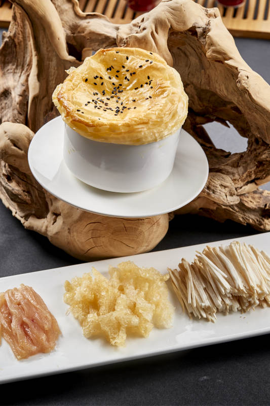 鸡丝山珍菌竹荪汤盖酥皮饼图片